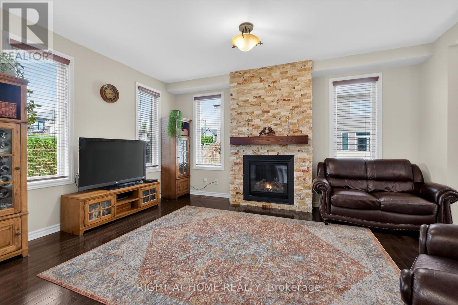 44 Hawks Landing Crescent