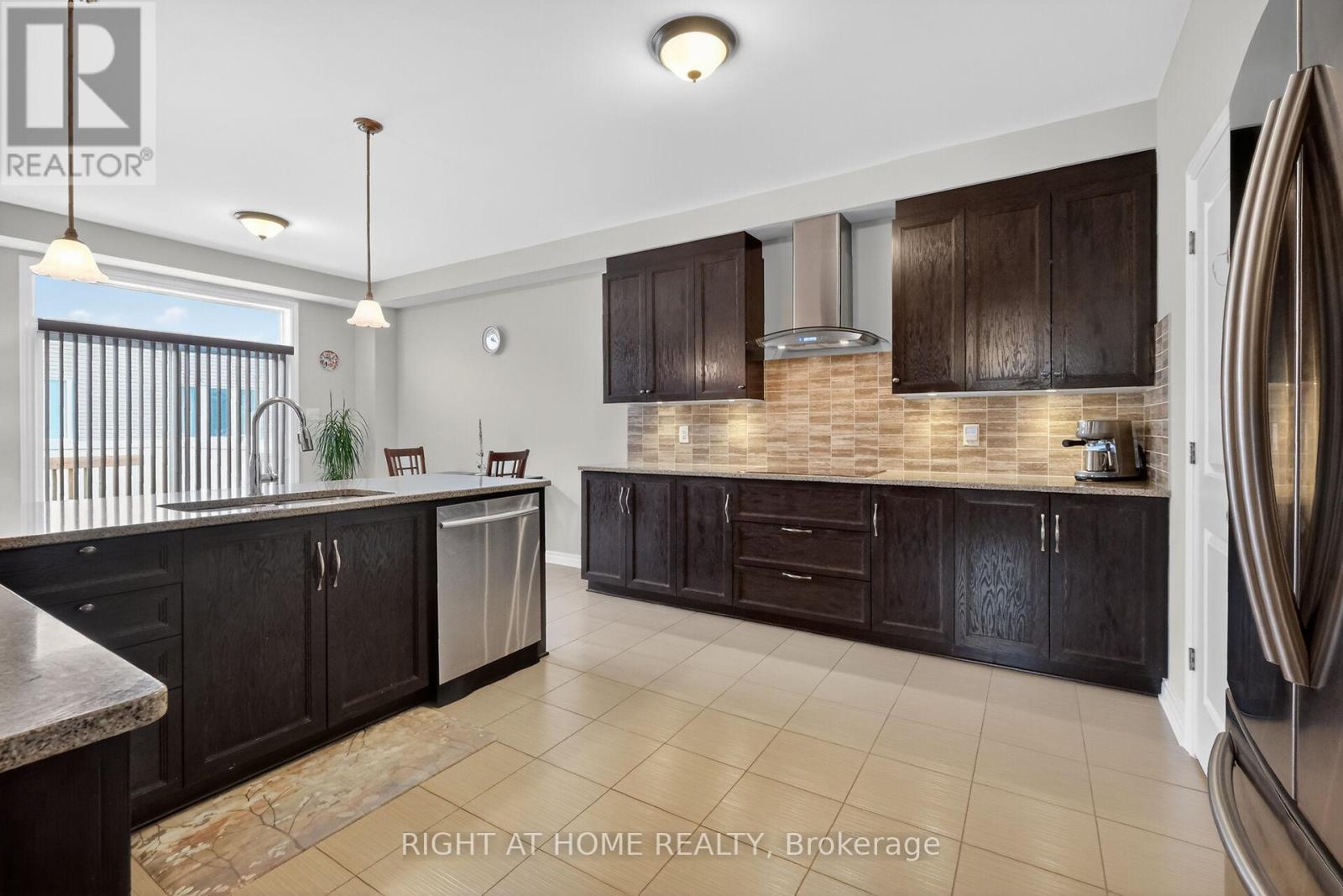 44 Hawks Landing Crescent