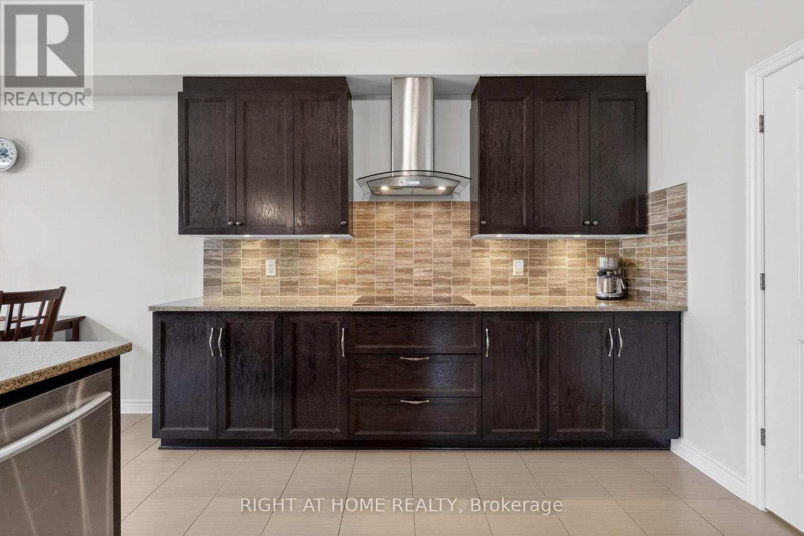 44 Hawks Landing Crescent