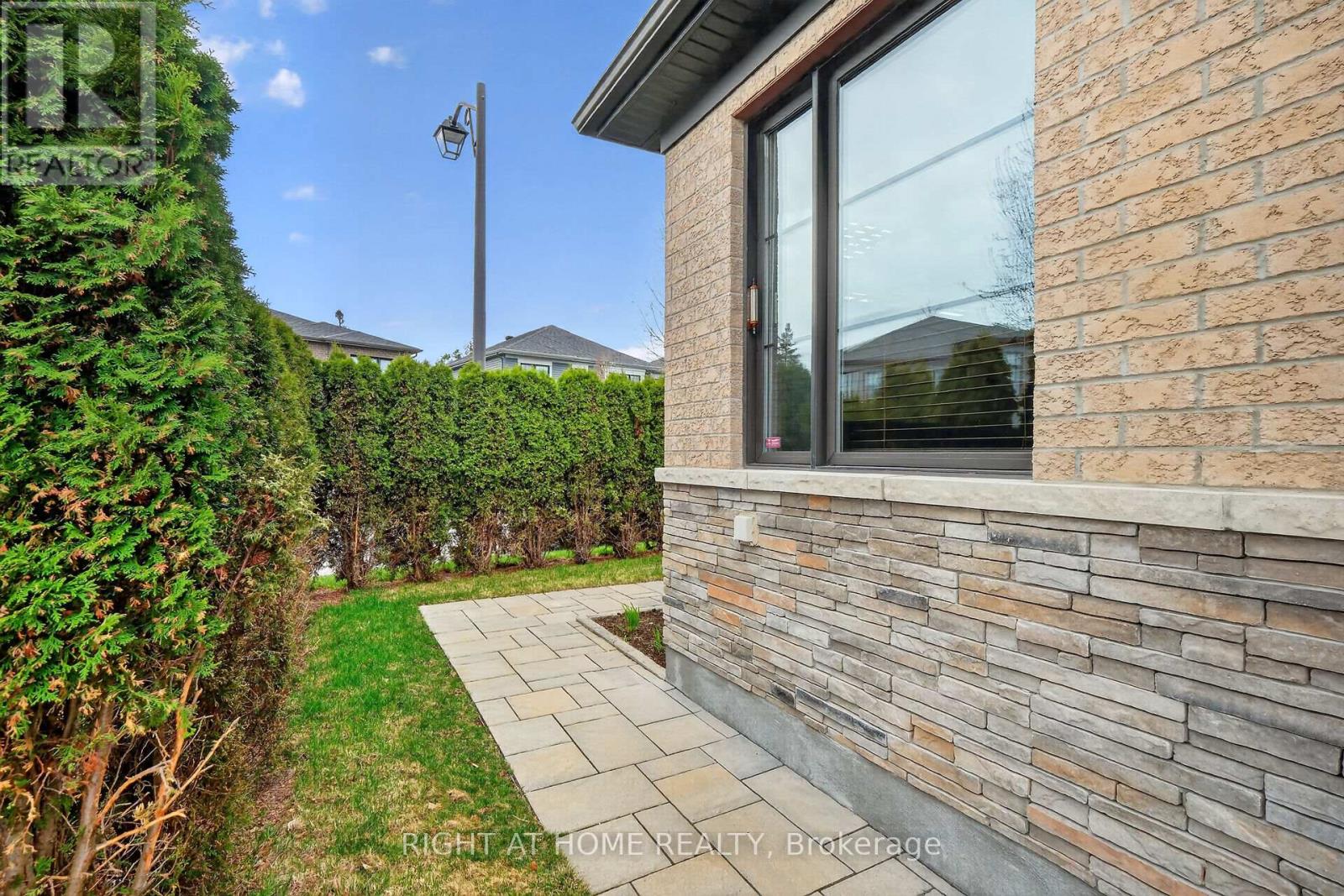 44 Hawks Landing Crescent