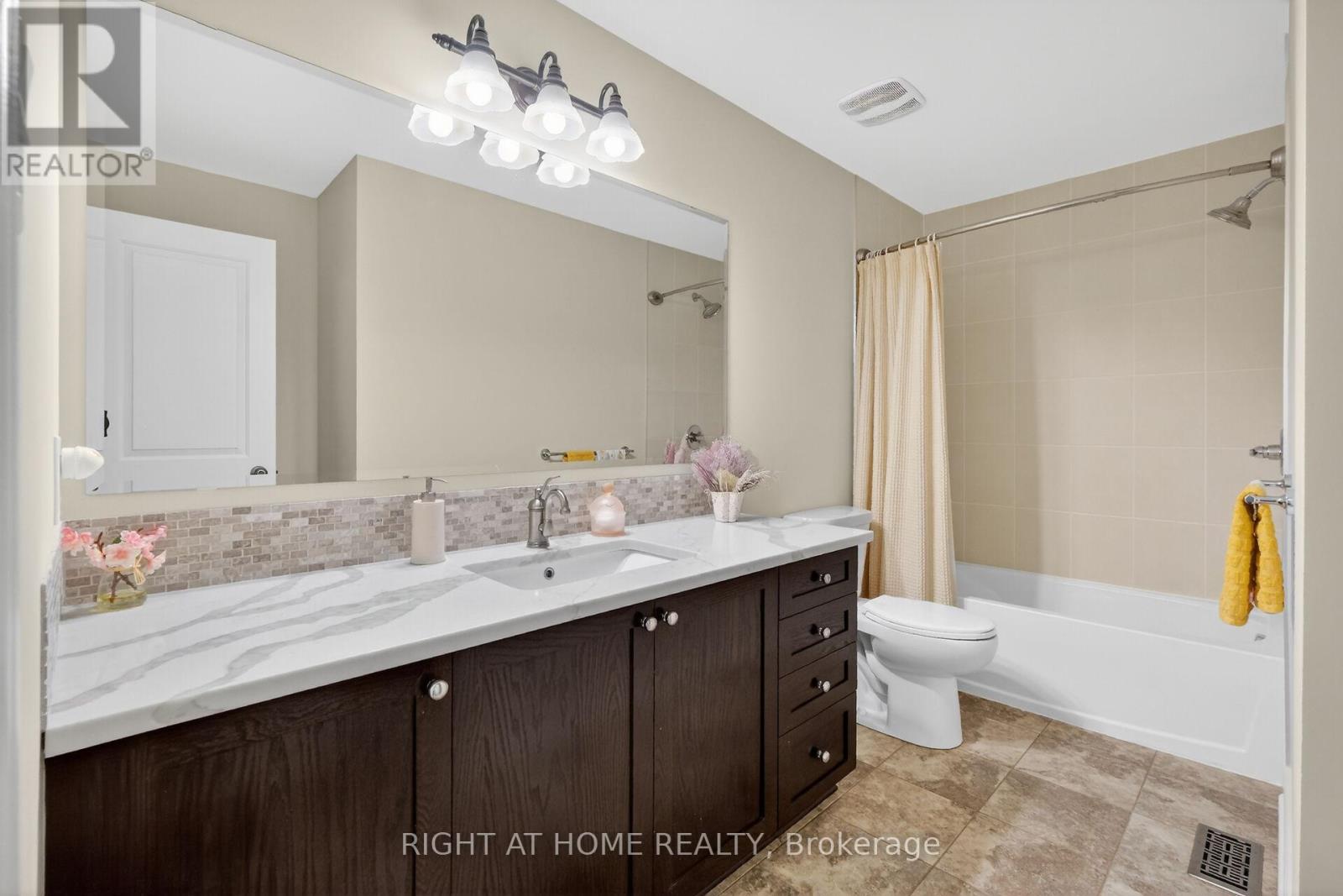44 Hawks Landing Crescent