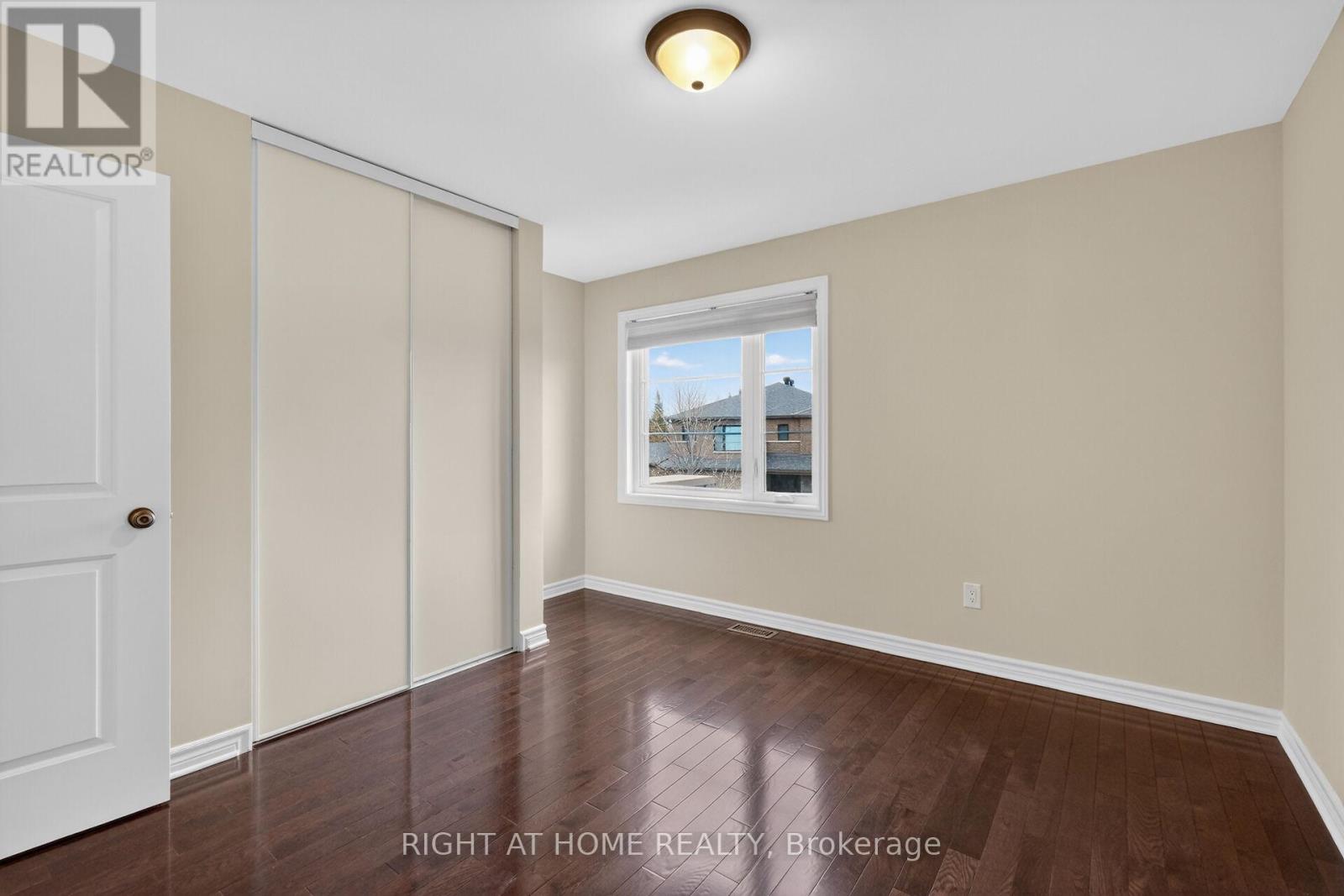 44 Hawks Landing Crescent