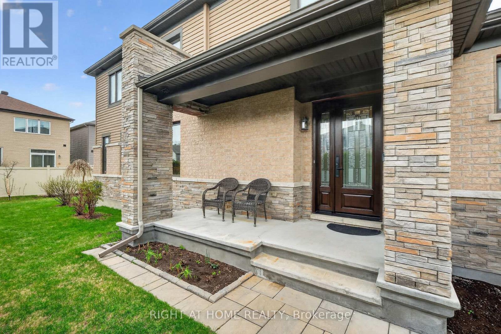 44 Hawks Landing Crescent