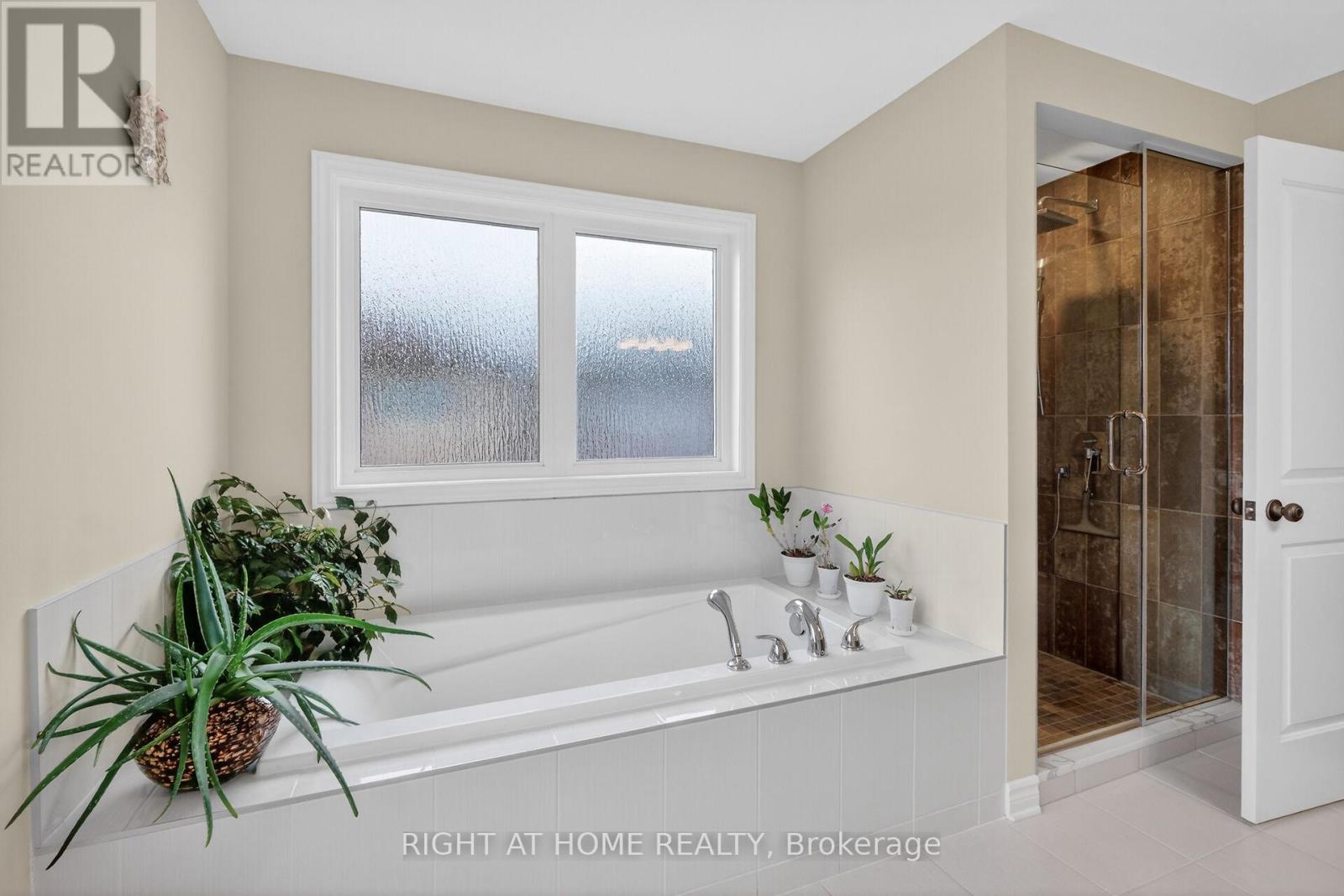 44 Hawks Landing Crescent