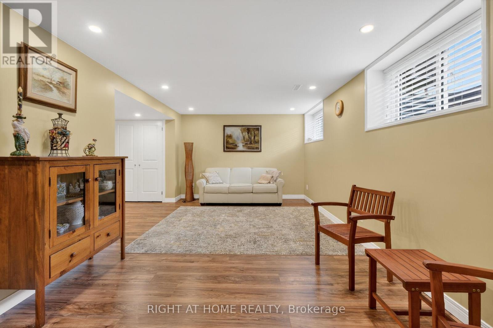 44 Hawks Landing Crescent