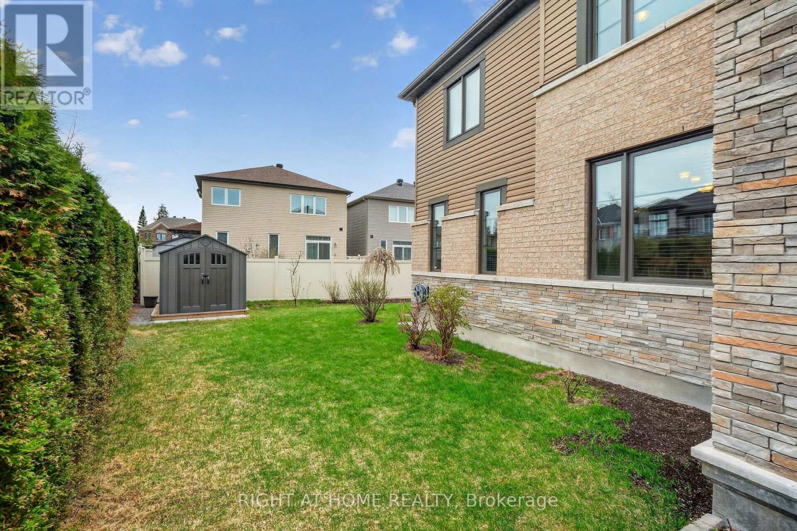 44 Hawks Landing Crescent