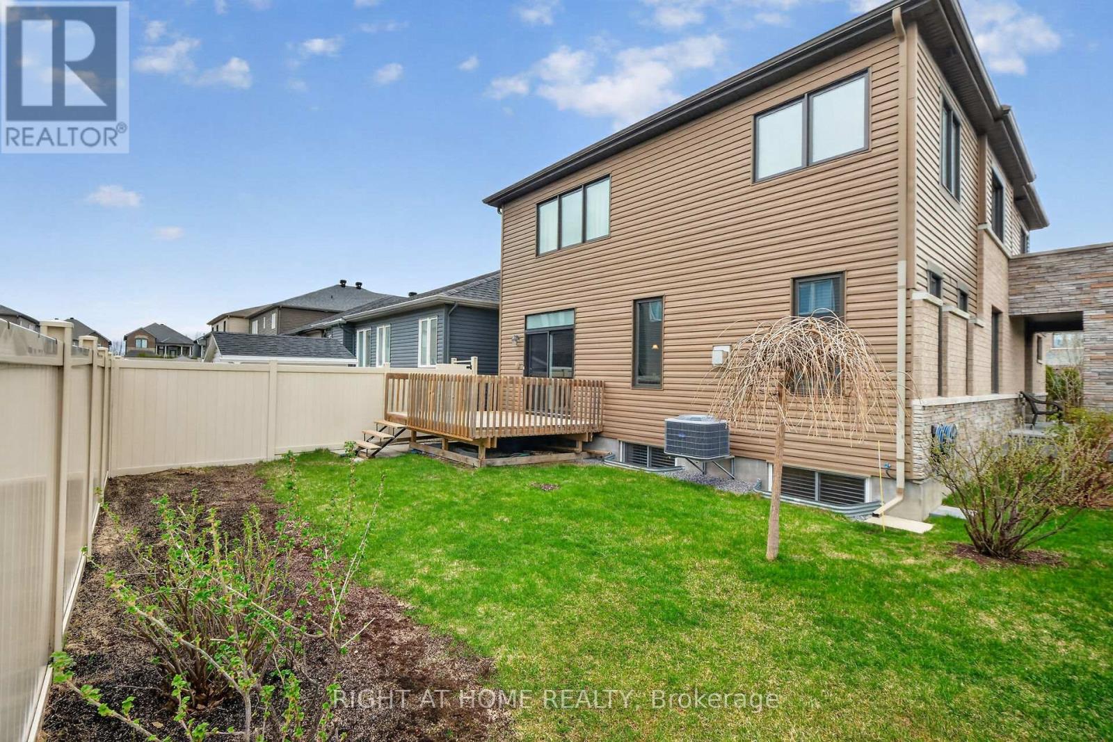 44 Hawks Landing Crescent