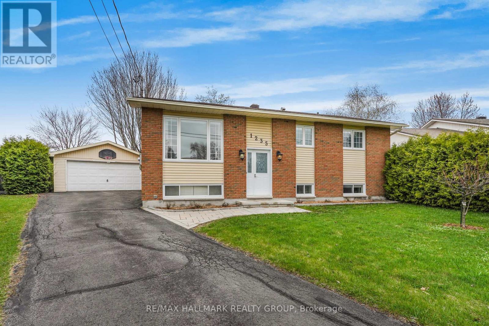 1235 Campeau Crescent