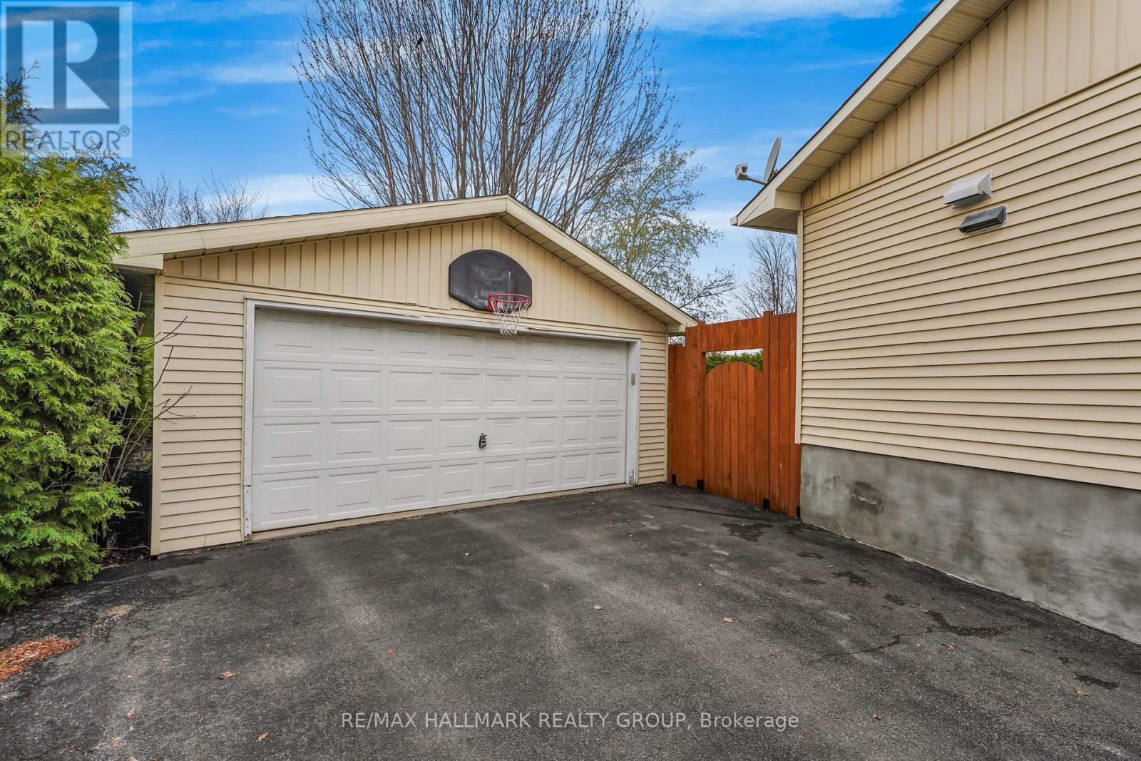 1235 Campeau Crescent