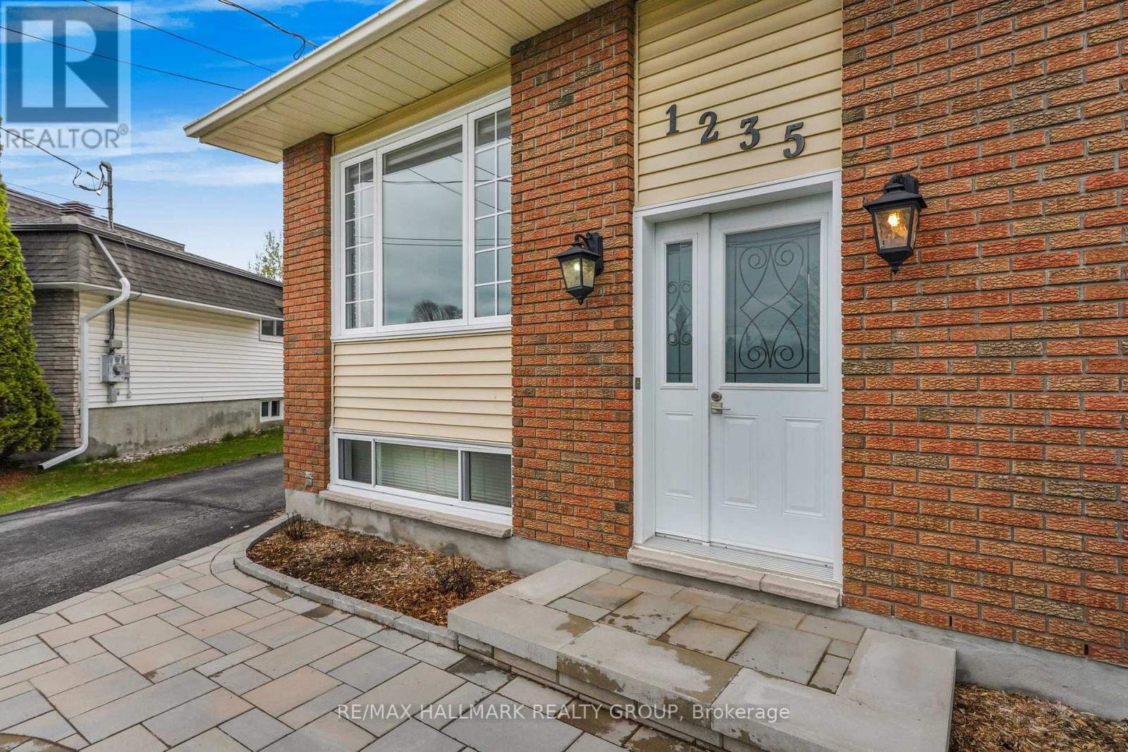 1235 Campeau Crescent