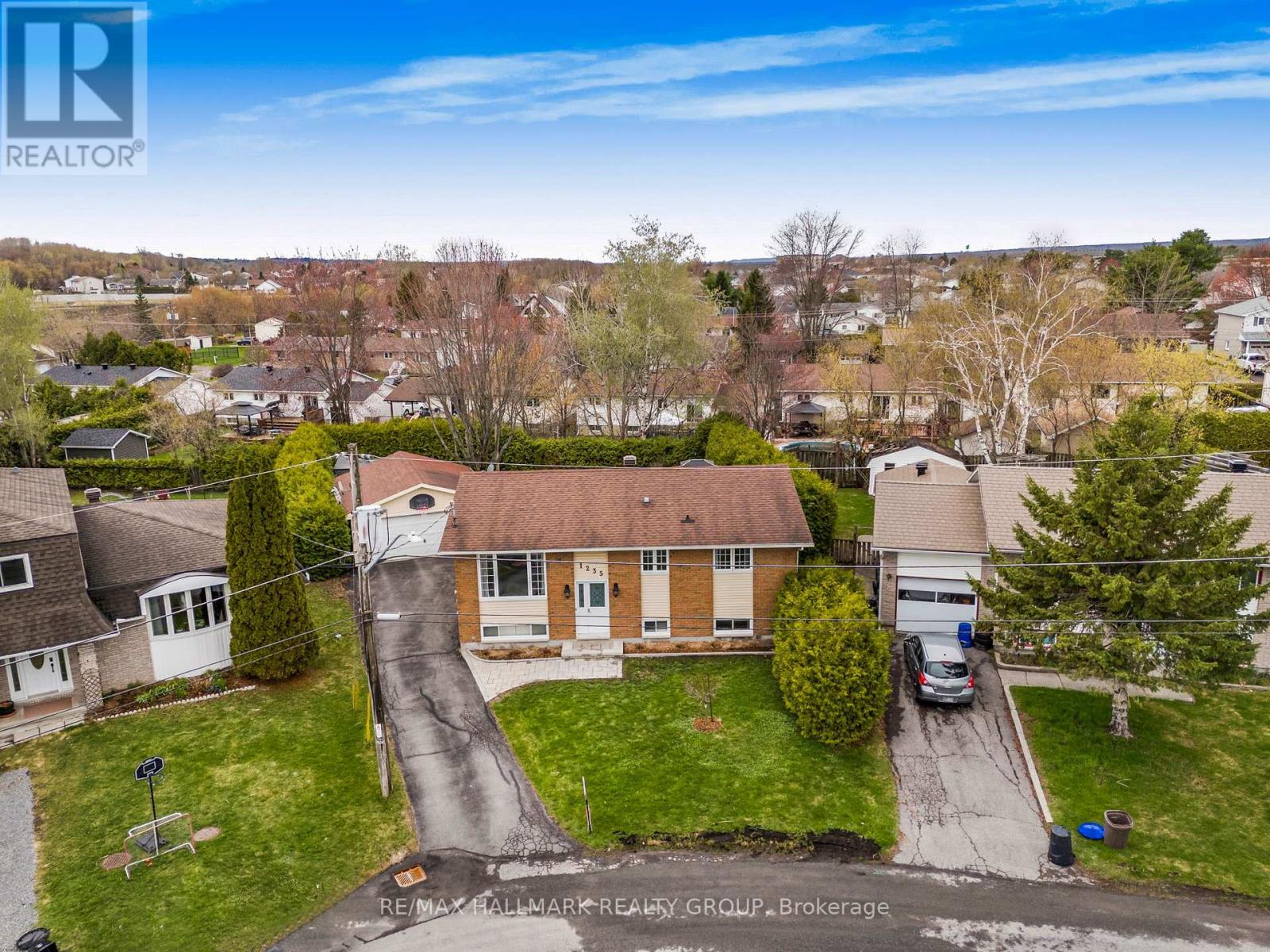 1235 Campeau Crescent