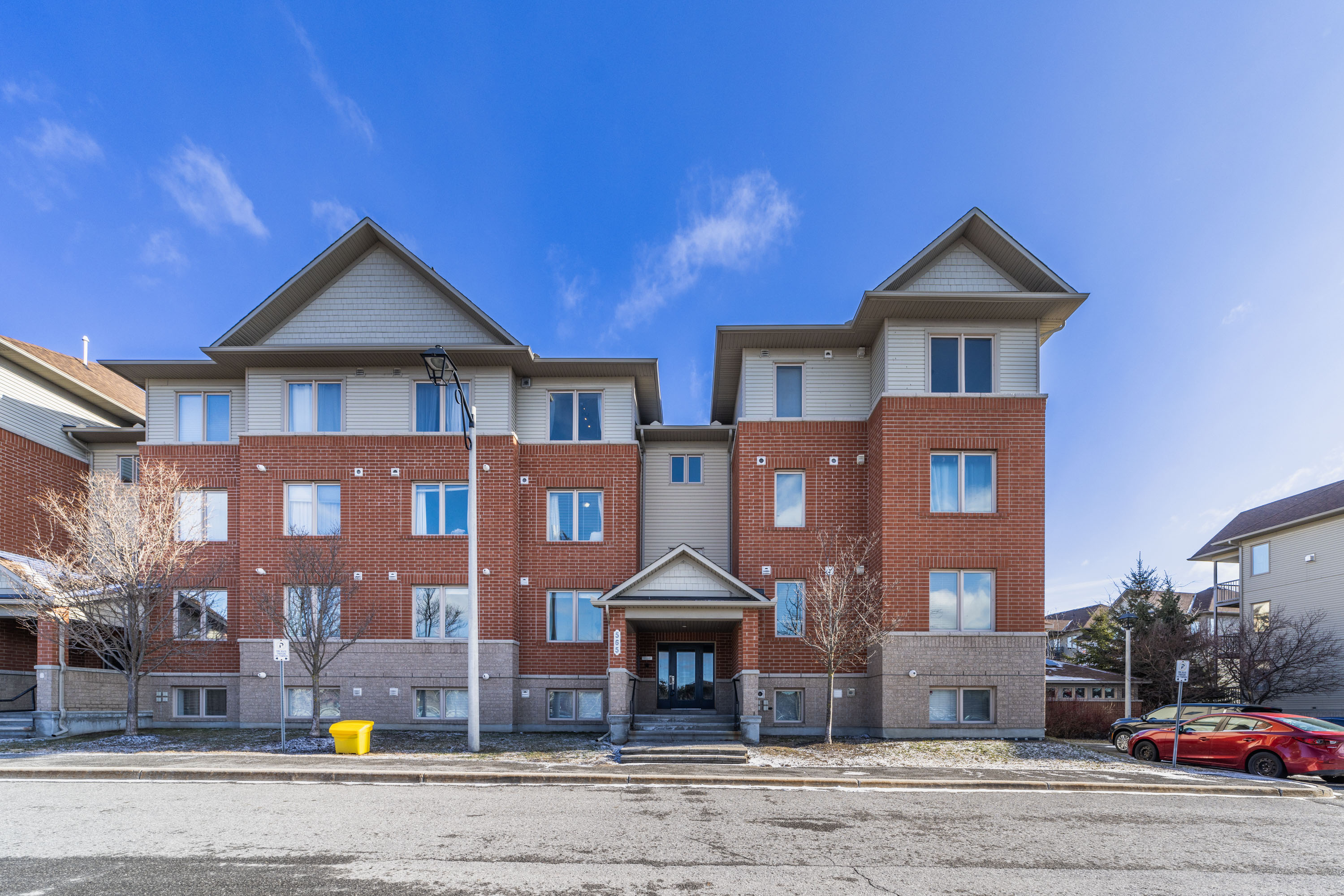 565 Stonefield Private, Unit 3