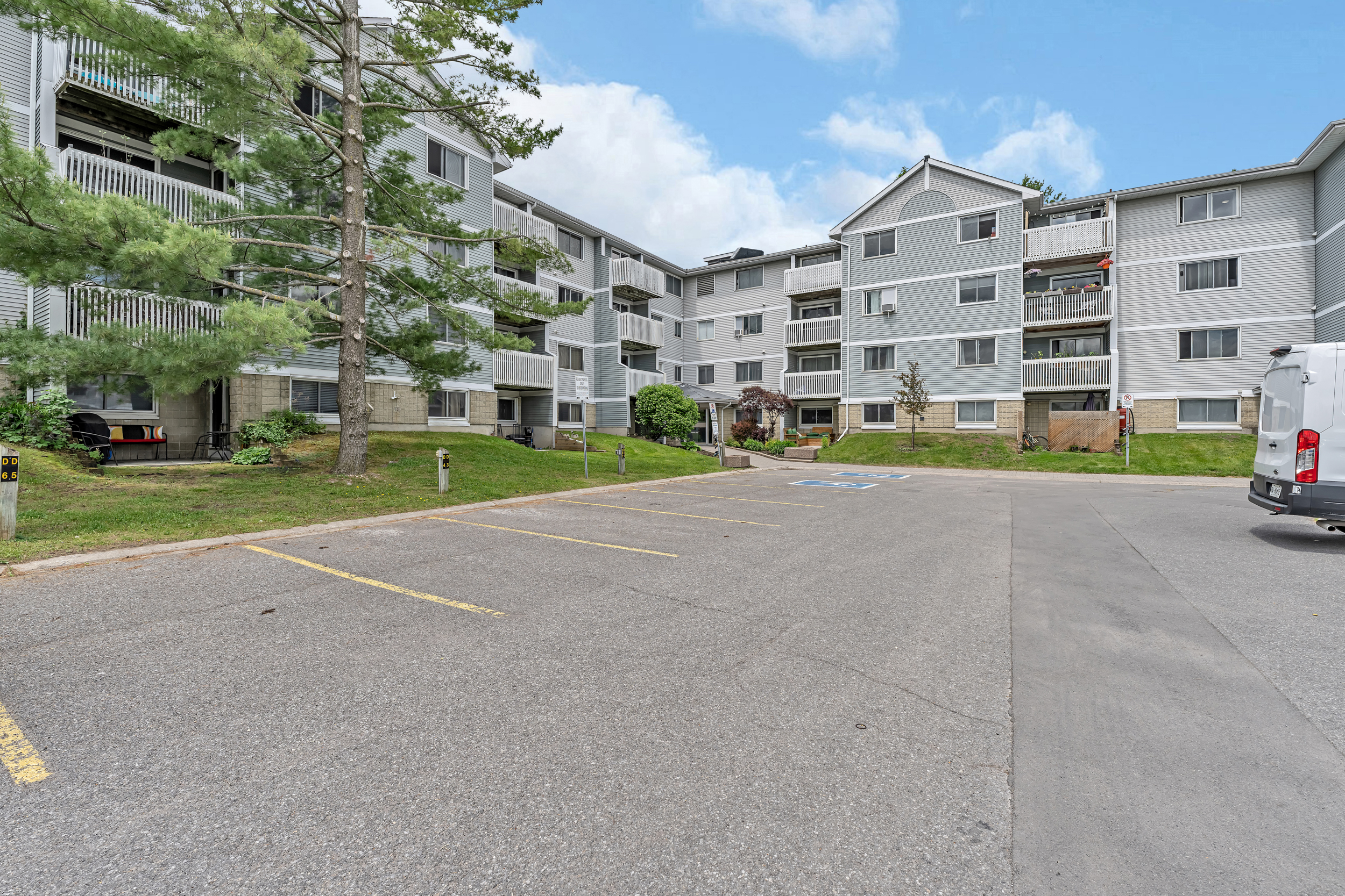 214 Viewmount Drive, Unit 417