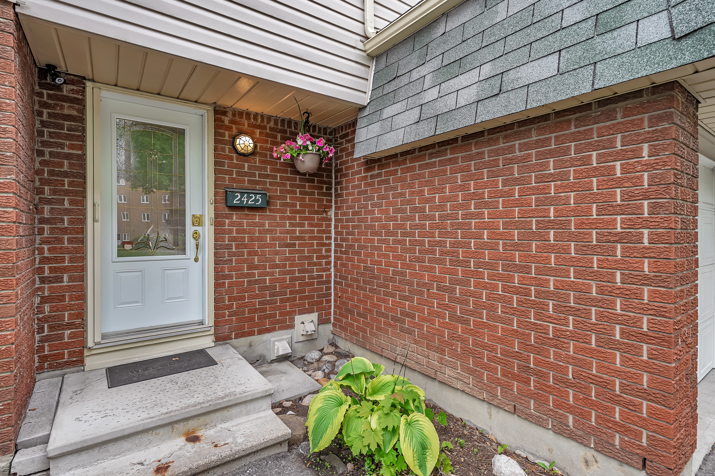 2425 Southvale Crescent