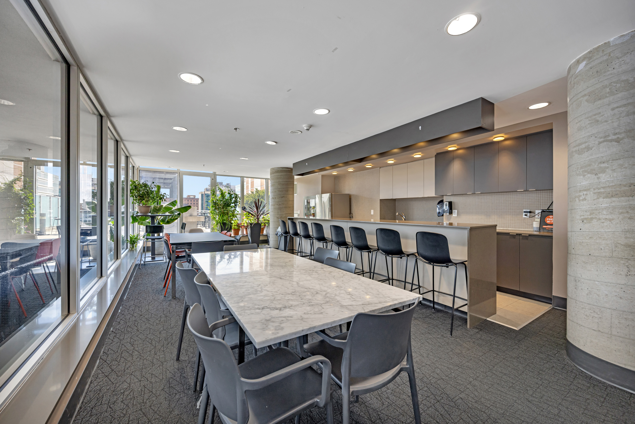 324 Laurier Avenue West, Unit 704