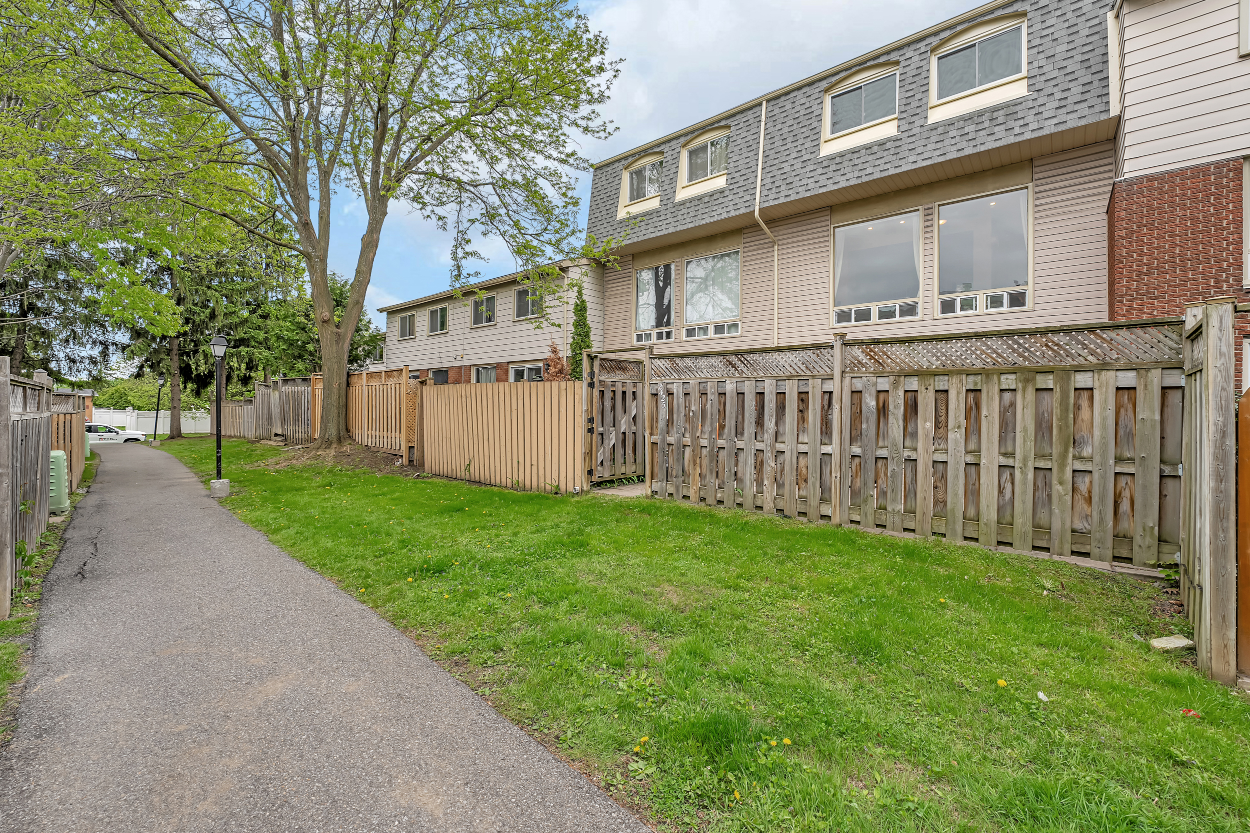 2425 Southvale Crescent